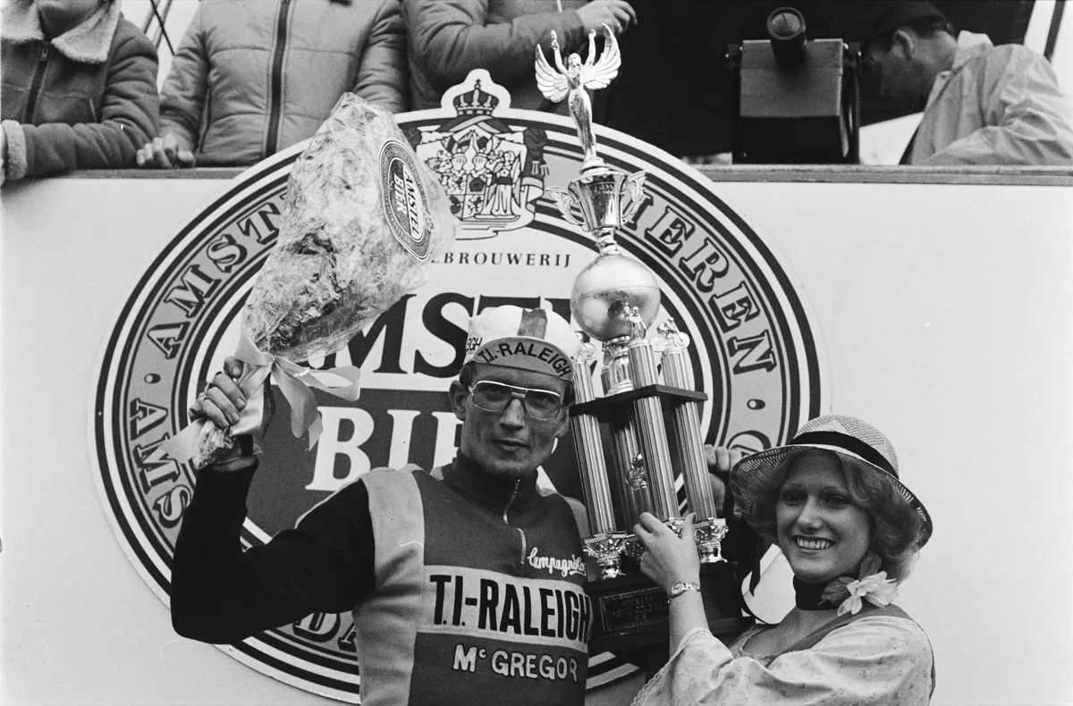 Jan Raas met bloemen na het winnen van de Amstel Gold Race 1978, zwart-wit foto Nationaal Archief