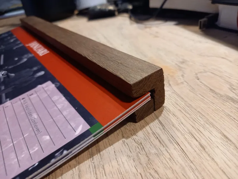 Detail van de Wielerkalender met houten bovenkant
