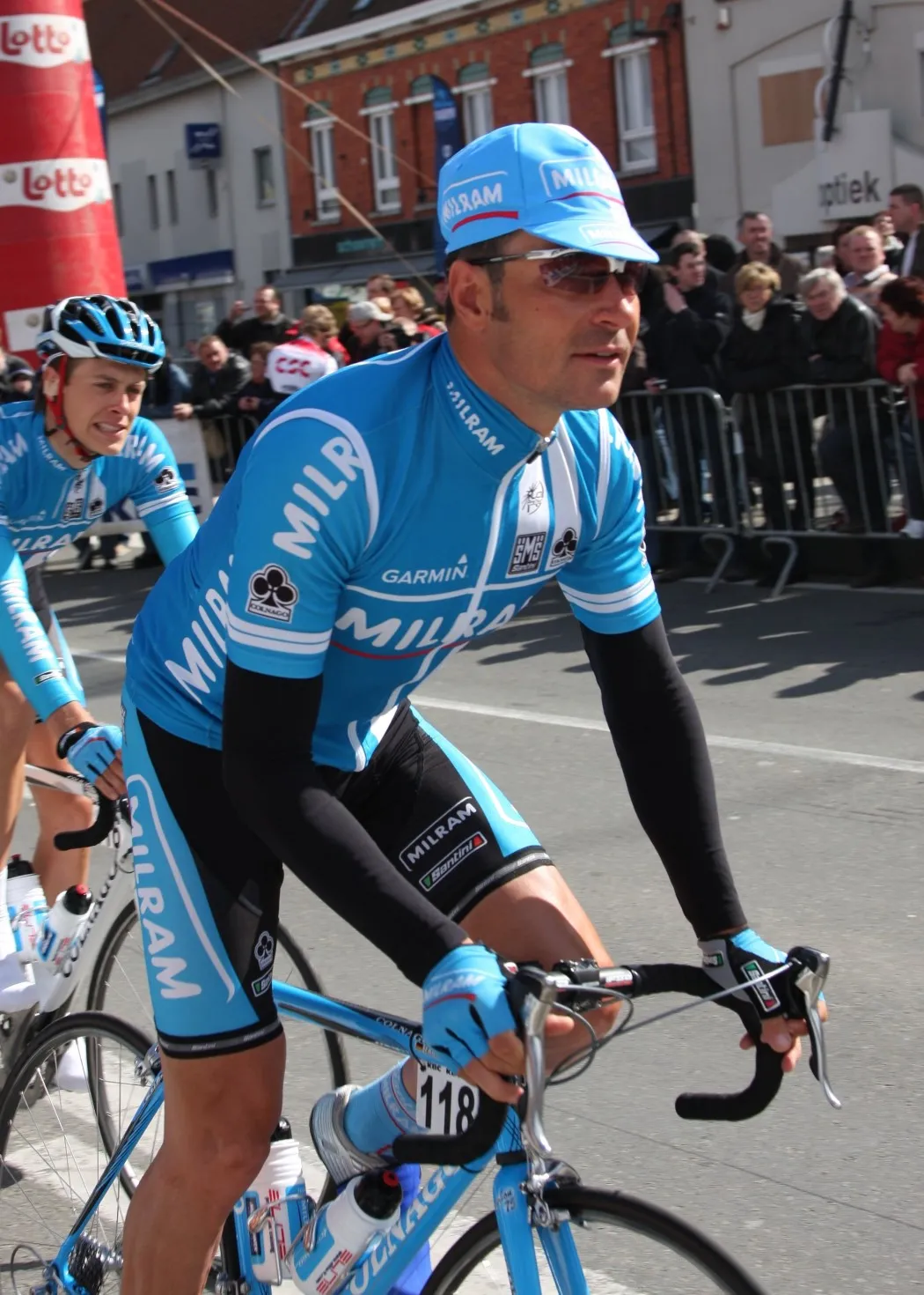 Peloton tijdens de E3 Prijs Harelbeke 2008 met Erik Zabel