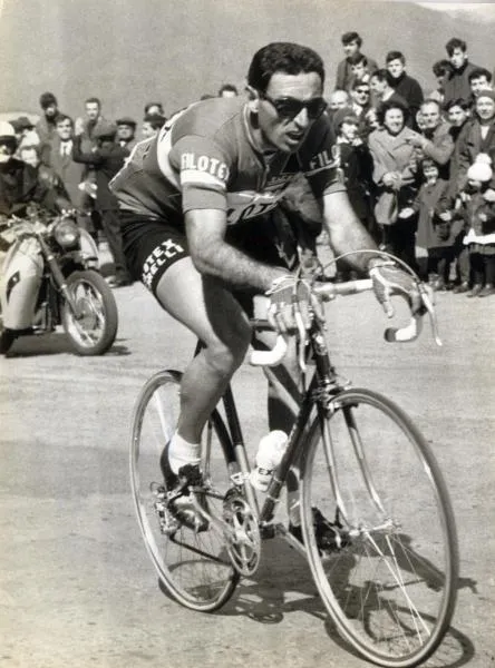 Franco Bitossi in actie tijdens Milaan-San Remo 1966, zwart-wit actiefoto