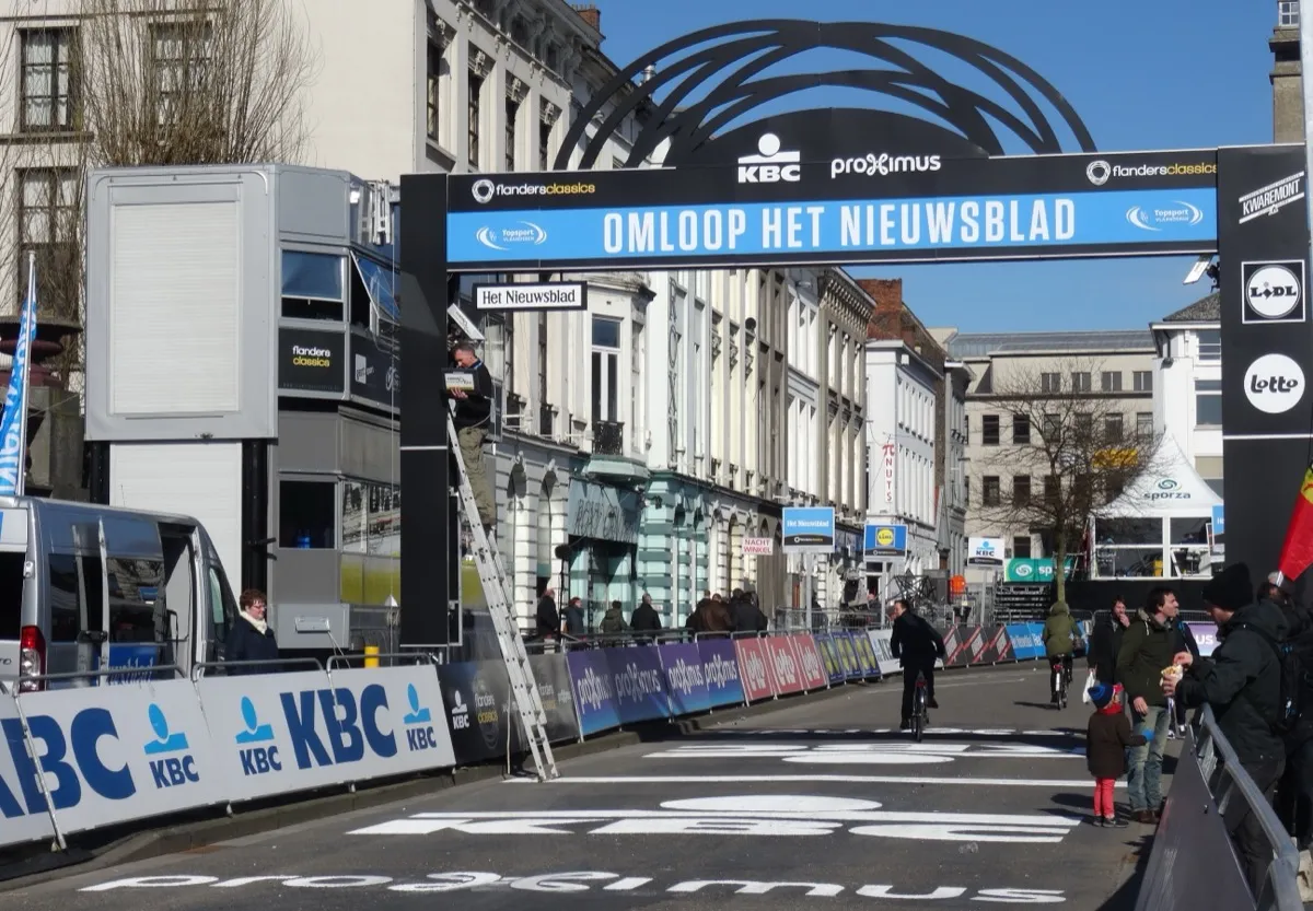 Peloton rijdt door Gent tijdens de Omloop Het Nieuwsblad 2015