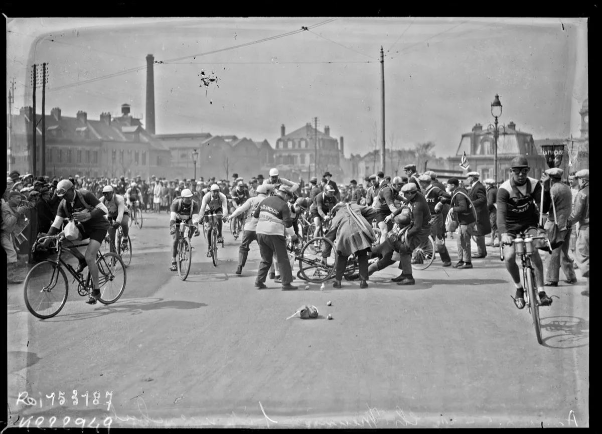 Wielrenner Ch. Meunier valt bij de bevoorrading tijdens Parijs-Roubaix 1931, zwart-wit persfoto