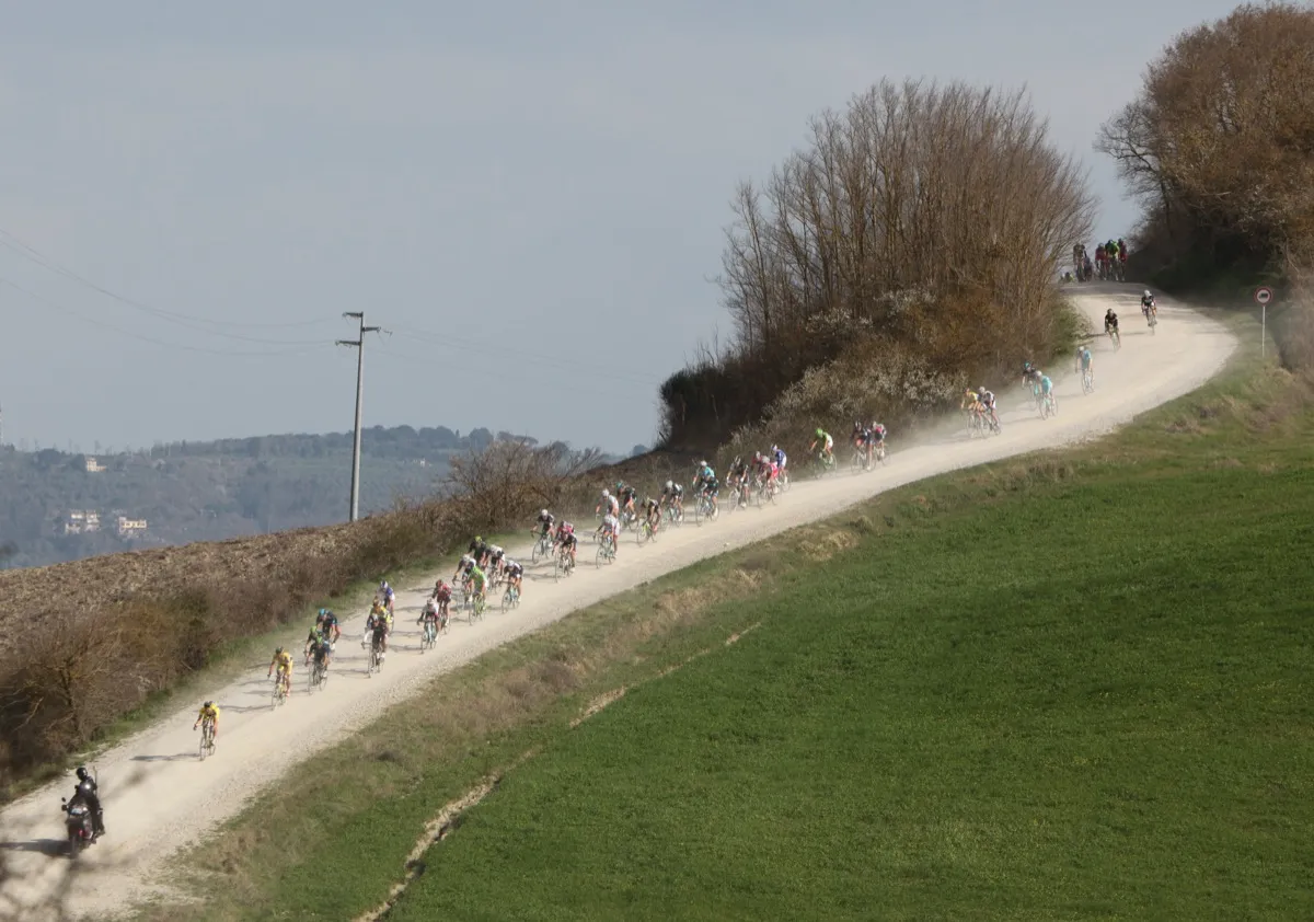 Wielrenners op de witte onverharde wegen van Toscane tijdens de Strade Bianche 2014